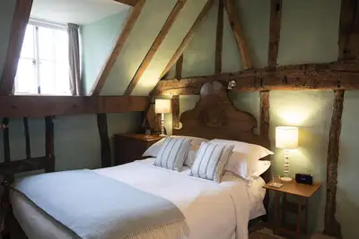 Image de Jolie retraite de village avec vue sur l'église, un endroit spécial pour se détendre et se détendre.