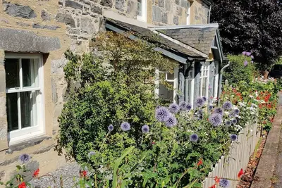 Image de Maison en pierre traditionnelle restaurée avec amour dans le parc national des Cairngorms.