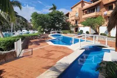 Image de 2 Chambre / 3 salles de bains condominium Ă Puerto Aventuras, Marina, au niveau du sol. Piscine
