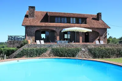 Image de Maison en pierre avec piscine et vue magique à 360°