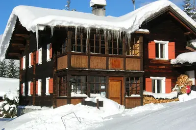 Image de Cabane équipée moderne avec neige garantie à proximité des grands domaines skiables