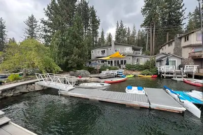 Image de Une magnifique propriété au bord du lac et une marina sur le côté ensoleillé de Donner