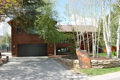 Image de Situé au centre, Park City Home rénové sur cul-de-sac dans la zone souhaitable