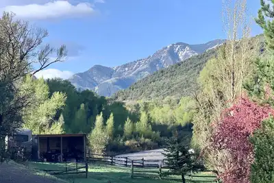 Image de Crystal River Chalet sur 2 acres avec plus de 500 pieds de façade sur la rivière.