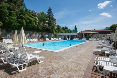 Image de Beau studio avec terrasse et jardin, piscine et superbe vue sur le lac