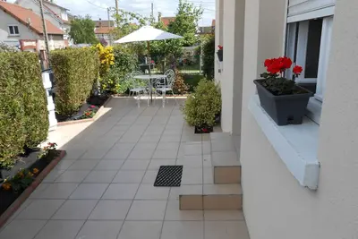 Image de agréable maison avec terrasse quartier résidentiel