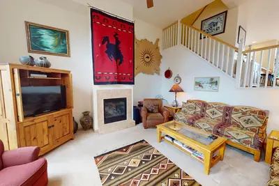 Image de Unité pour les familles, garage, accès facile en voiture à la marina, activités, boutiques, restaurants, festivals de la rue principale