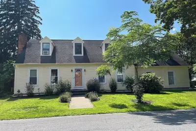 Image de Très spacieuse, calme et maison en ville - 5br - 3000ft²