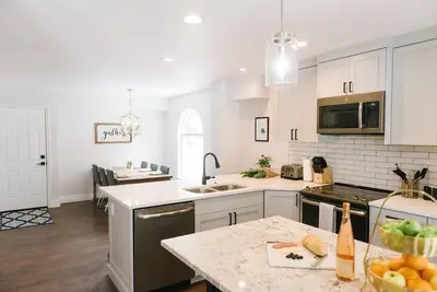 Image de Large Home, 4 bds, 3. 5 bths, complètement rénové: équipements de luxe. . voir les photos