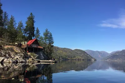 Image de Cabine d'accès au bateau au bord du lac Christina Lake