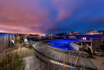 Image de Luxe au bord de l'eau: piscine chauffée, spa et système de divertissement dans toute la maison