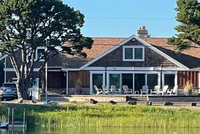 Image de Accueil Waterfront w / terrasse meublée, foyer, et une vue imprenable - marcher jusqu'à la plage!