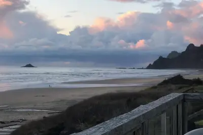 Image de En bord de mer à Lincoln City Roads End - Littéralement étapes de la plage!