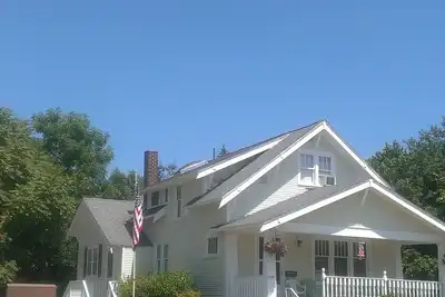 Image de 3 pâtés de maisons du centre-ville! Bonne affaire en mai. . . Réservez maintenant!