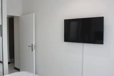 Image de Condo au rez-de-chaussée avec deux chambres et jardin privé, à 5 min de Monte Casino