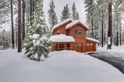 Image de Nouveau! Mountain Modern Truckee Home avec terrasse et vues!