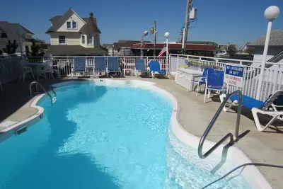 Image de Grande maison de ville de 3 chambres avec piscine chauffée à 2 pâtés de maisons de la jetée et de la plage de Morey!