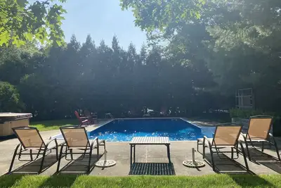 Image de Charmante maison Hamptons avec piscine et bain à remous sur rue privée