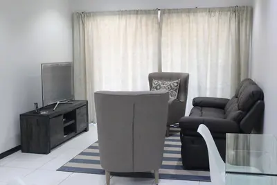 Image de Condo au rez-de-chaussée avec deux chambres et jardin privé, à 5 min de Monte Casino
