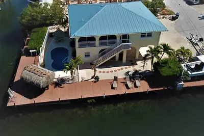 Image de Lot de canaux d'angle en eau profonde avec piscine chauffée, cabane Tiki et quai de 240 pi