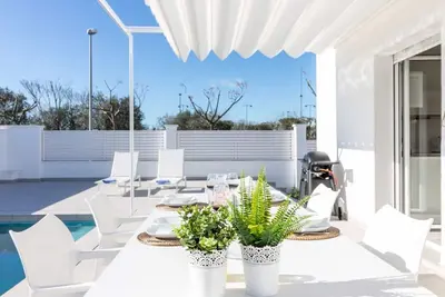 Image de Belle maison de vacances privée avec piscine privée, Wifi, climatisation, Tv, terrasse, parking
