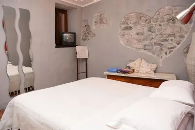 Image de Maison en pierre \"nid de roche\" dans les collines, près du lac d'Iseo pour 4 personnes.
