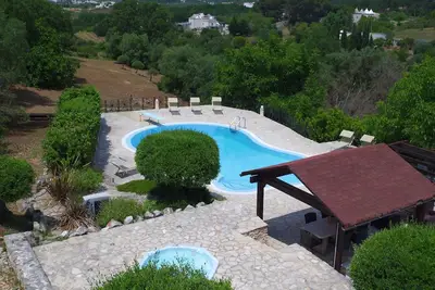 Image de Belle trullo de 3 chambres avec 2 salles de bains, grande piscine et bain Ă remous