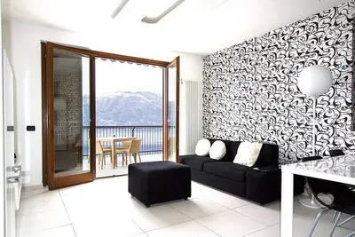 Image de Stunning 1 bed apartment. Lake view. Terrace. Walk to restaurant. Wifi