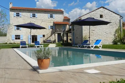Image de Rare superbe villa d'origine en pierre d'Istrie convertie. 5 chambres. 14pax