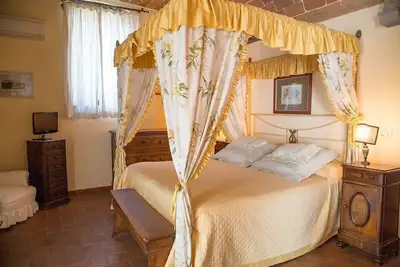 Image de 5 bedroom villa with pool, Tuscany