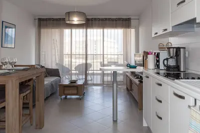 Image de T2 idéalement situé à Calvi, pour 2 adultes, parking, Fibre, linge de maison