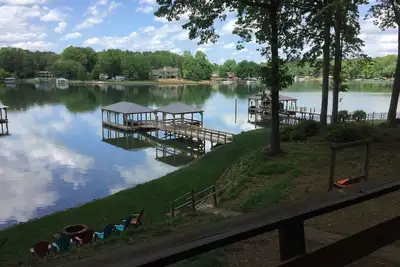 Image de Retraite au bord du lac, nouveau hangar Ă bateaux, gazebo en eau profonde