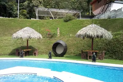 Image de maison beuatifull dans les montagnes avec vue sur la plage