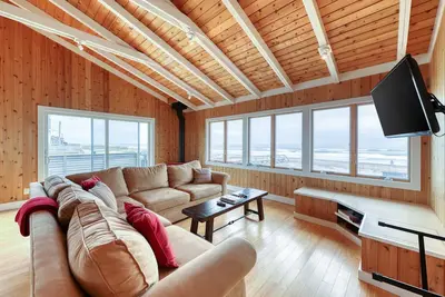 Image de Charmante maison à quelques pas de la plage avec vue sur l'océan et terrasse enveloppante!