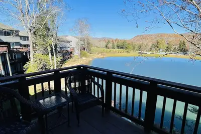 Image de Profitez de ce condo de 4 chambres et 4 salles de bain. C'est en face des pistes de ski.
