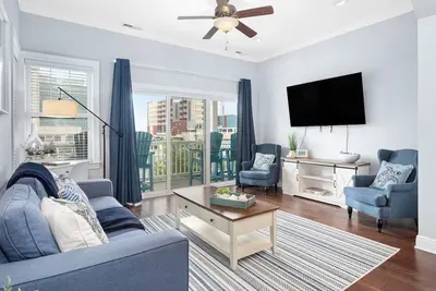 Image de Beach Paradise Iii-Ocean View 3-Br / 3-Ba Maison de ville de luxe avec garage au centre-ville