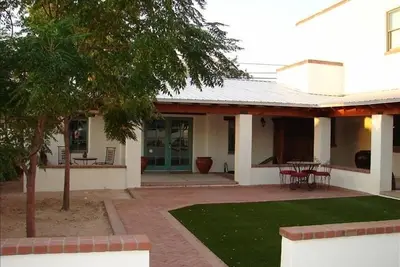 Image de Magnifiquement nommé, spacieuse maison neuve avec entrée privée.