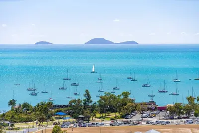 Une vue imprenable sur le port d'Airlie