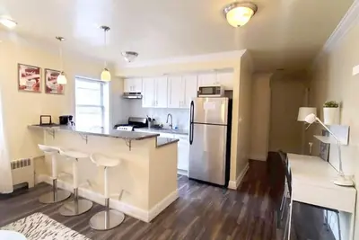 Image de Contemporain Moderne Apt / Parking Avail-20Min à New York