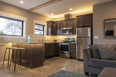 Image de Élégant, nouvel appartement au rez-de-chaussée à Iconic West Seattle