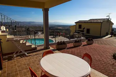 Image de Appartement de deux pièces au rez-de-chaussée avec 4 lits et vue sur la mer.
