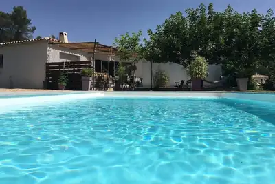 Image de Villa contemporaine avec Piscine et grand jardin au calme