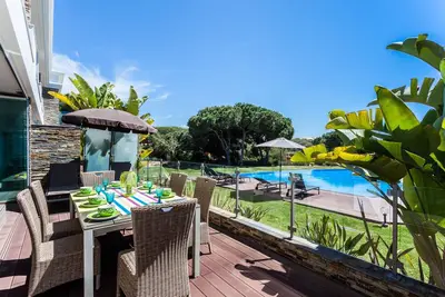 Image de Appartement de luxe au rez-de-chaussée, à 300m d'une belle plage.