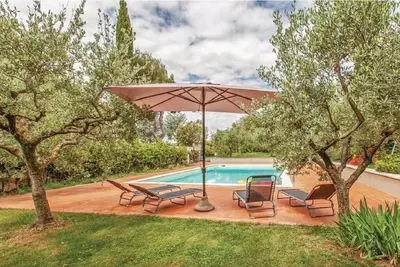 Image de somptueuse villa entourée de jardins et piscine