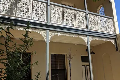 Image de \"La Dentella\" Française pour Dentelle - Terrasse de luxe exquise dans le quartier central des affaires de Bathurst