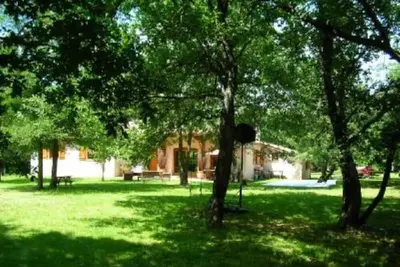 Image de Maison avec jardin. .