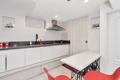 Image de Propre, blanc, lumineux et proche du métro Woodbine