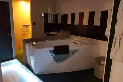 Image de Studio avec jacuzzi privatif, terrasse et balcon et billard