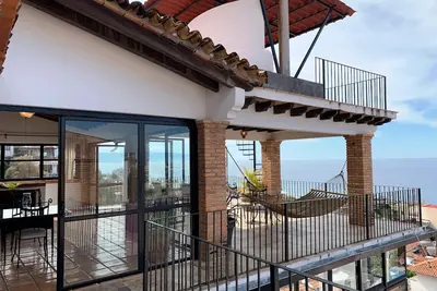 Image de Penthouse spectaculaire avec vue sur l'océan dans le ciel