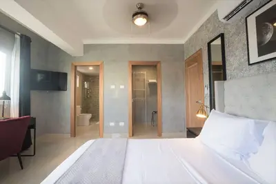 Image de Appartement chic en centre-ville avec piscine sur le toit et salle de sport